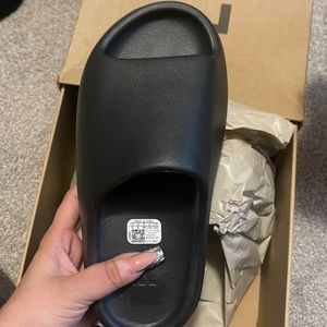 Yeezy slide onyx size 5 never worn with proof of purchase.